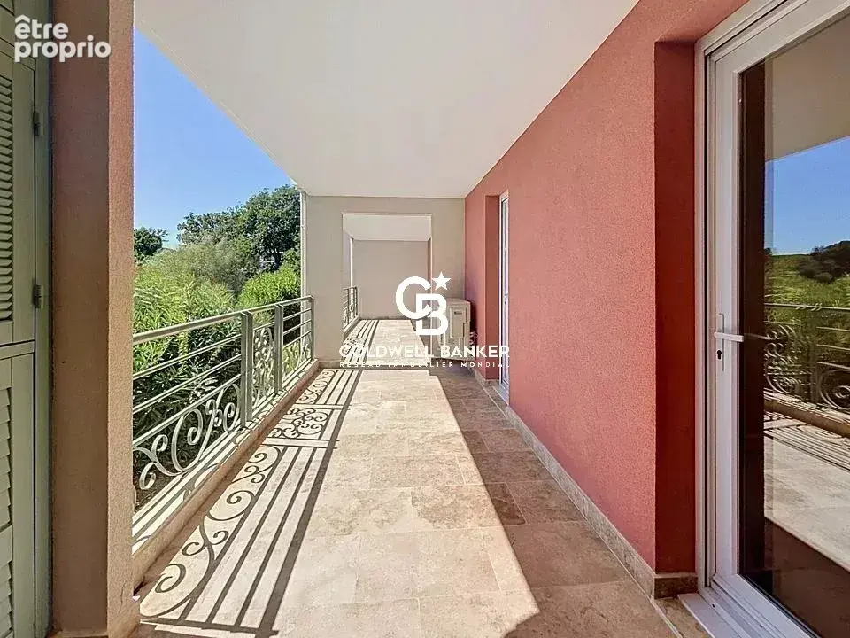 Magnifique appartement T3 rénové avec vue sur le lac – Résidence de standing avec piscine - photo 1