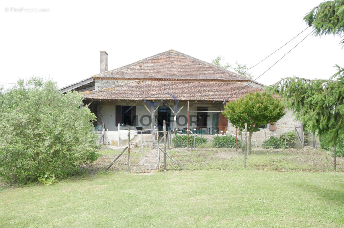 Ferme en pierre à rénover   dépendances, 1,5 ha de terrain et vue panoramique   idéal gîtes ou chambres d’hôte - photo 4