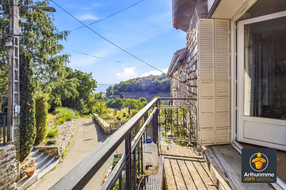 « Maison de village familiale avec terrasse, véranda, combles aménageables et double garage » - photo 10