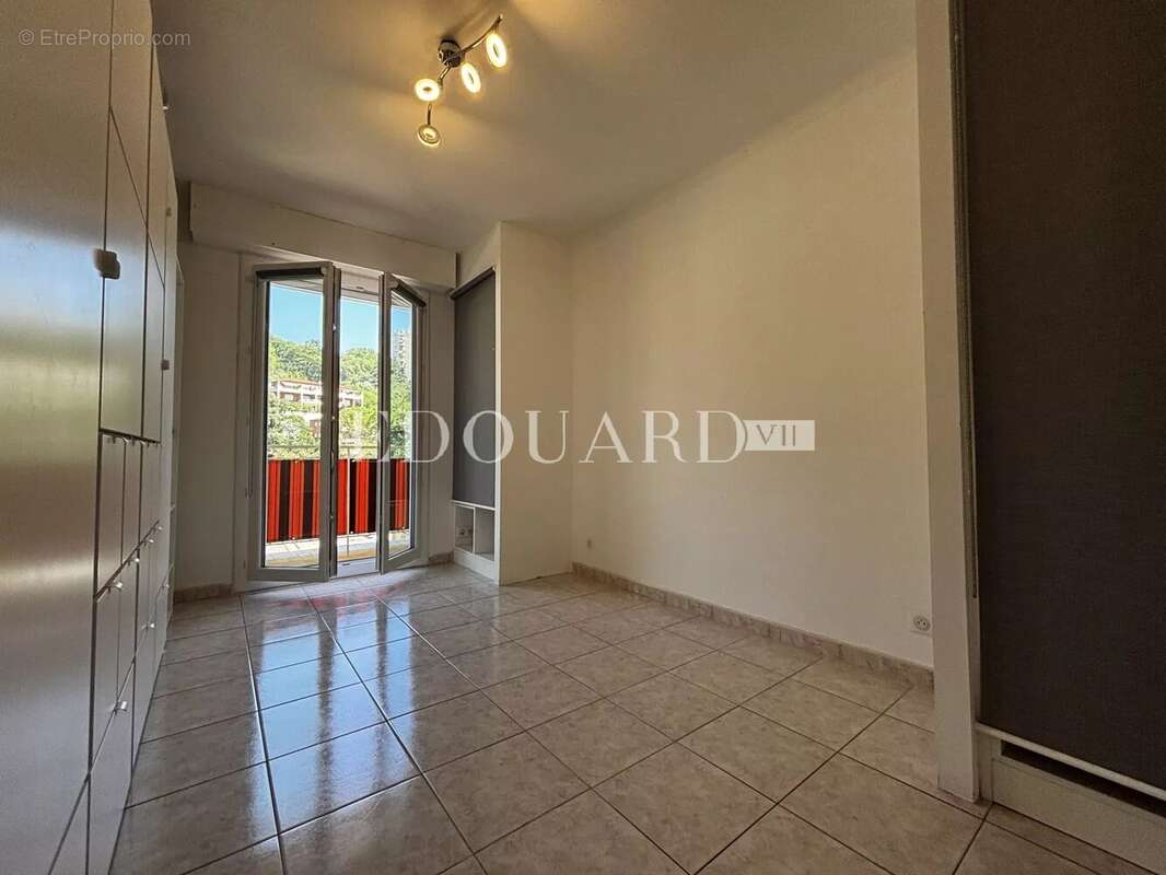Sur la commune de Menton, en exclusivité deux pièces en bon état avec terrasse et vue dégagée - photo 4