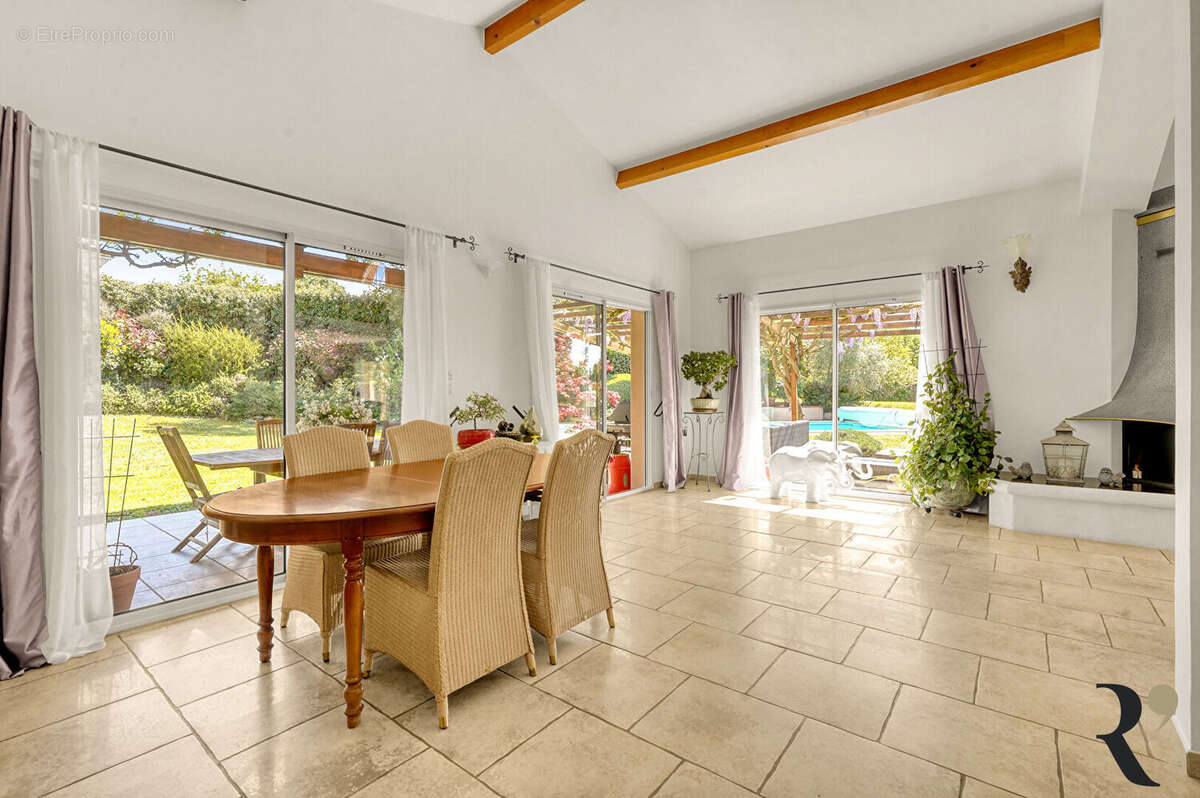 Maison Drémil Lafage 7 pièces 203 m2 sur terrain de 3972 m2 - photo 4
