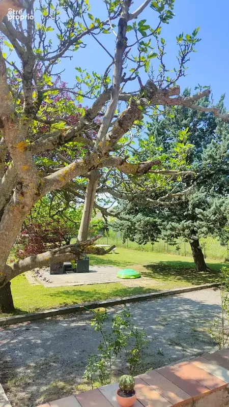 Maison familiale avec dépendance, cheminée, chambre en rez-de-chaussée, implantée sur un terrain de 2 500 m2 - photo 2