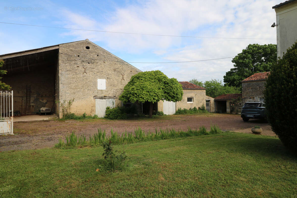 Maison à SAINT-JEAN-D'ANGELY