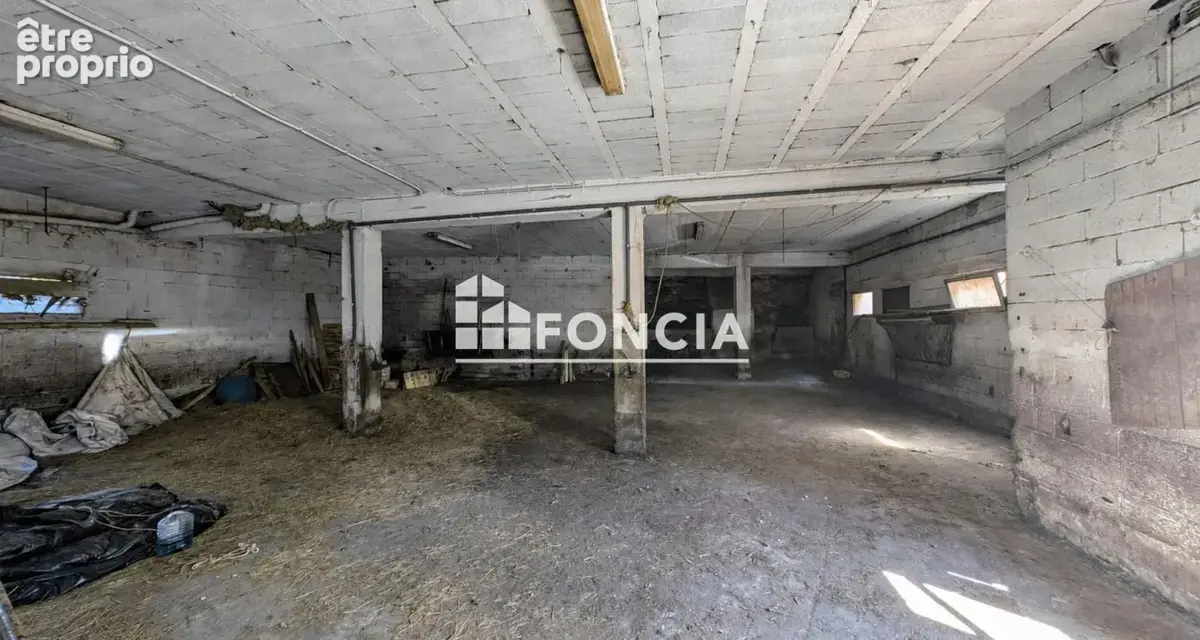 À Villaranger, corps de ferme de 208,60 m² habitables développant plus de 725 m² de surfaces intérieures, avec garage de 52,76 m - photo 6