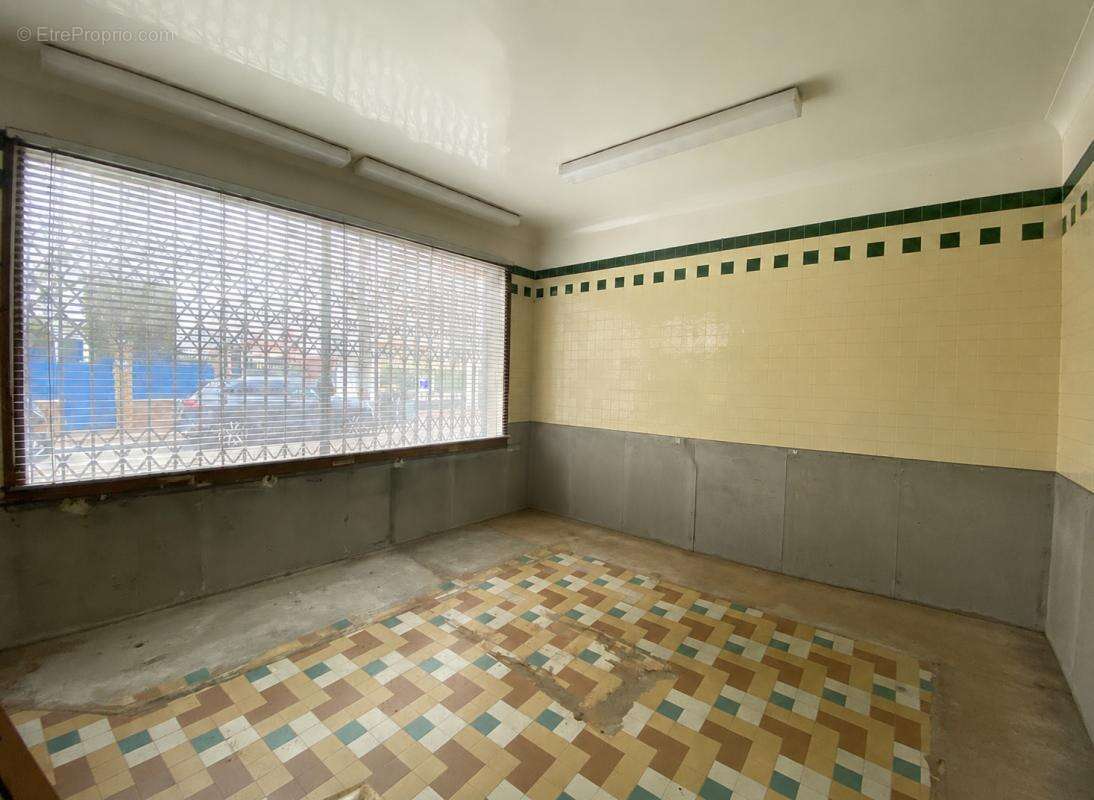 Murs Libres  72, 80 m2 - Vitrine 6m - belle visibilité - photo 2