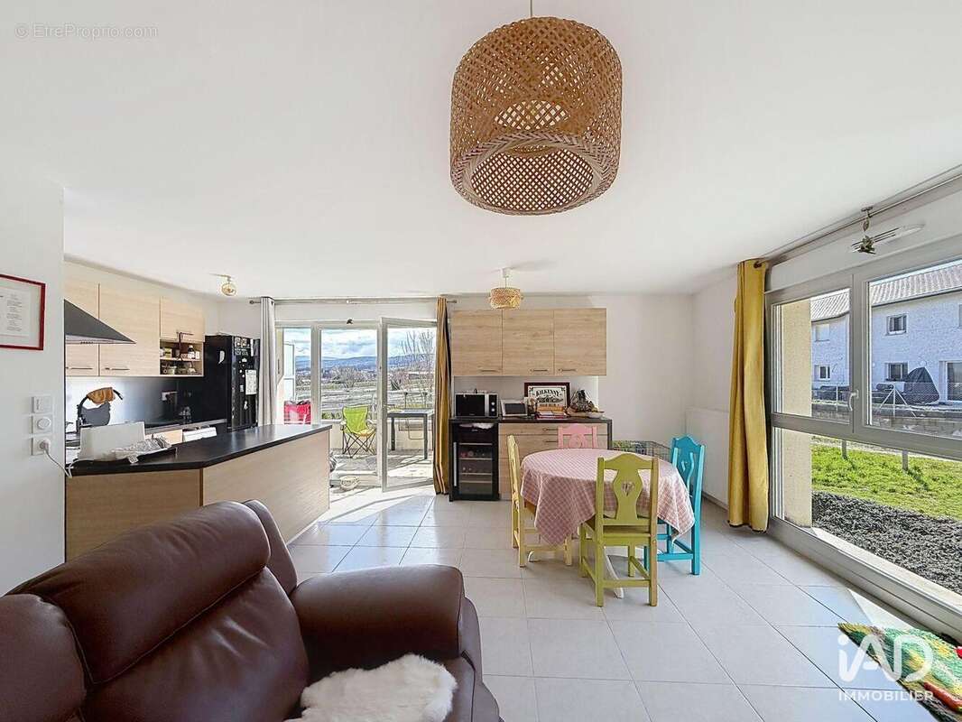Appartement 83 m² à Chevrier  - photo 2
