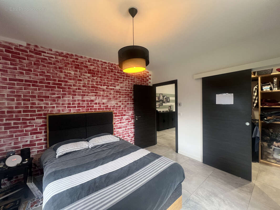 Maison à SAINT-LAURENT-DU-PAPE