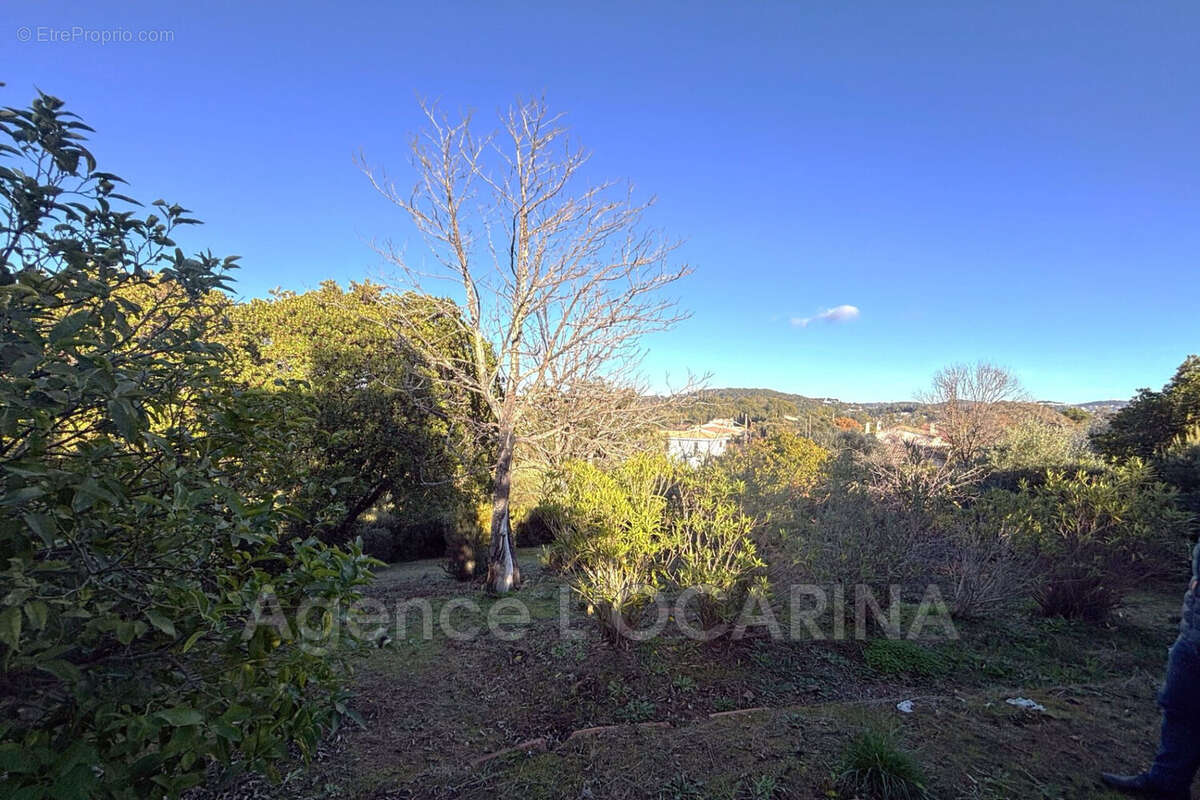 Terrain à LA ROQUETTE-SUR-SIAGNE