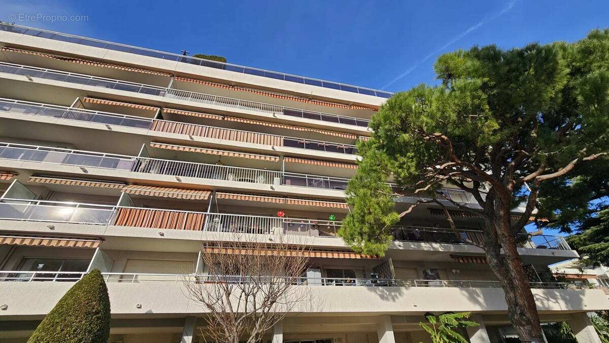 Appartement à SAINT-LAURENT-DU-VAR