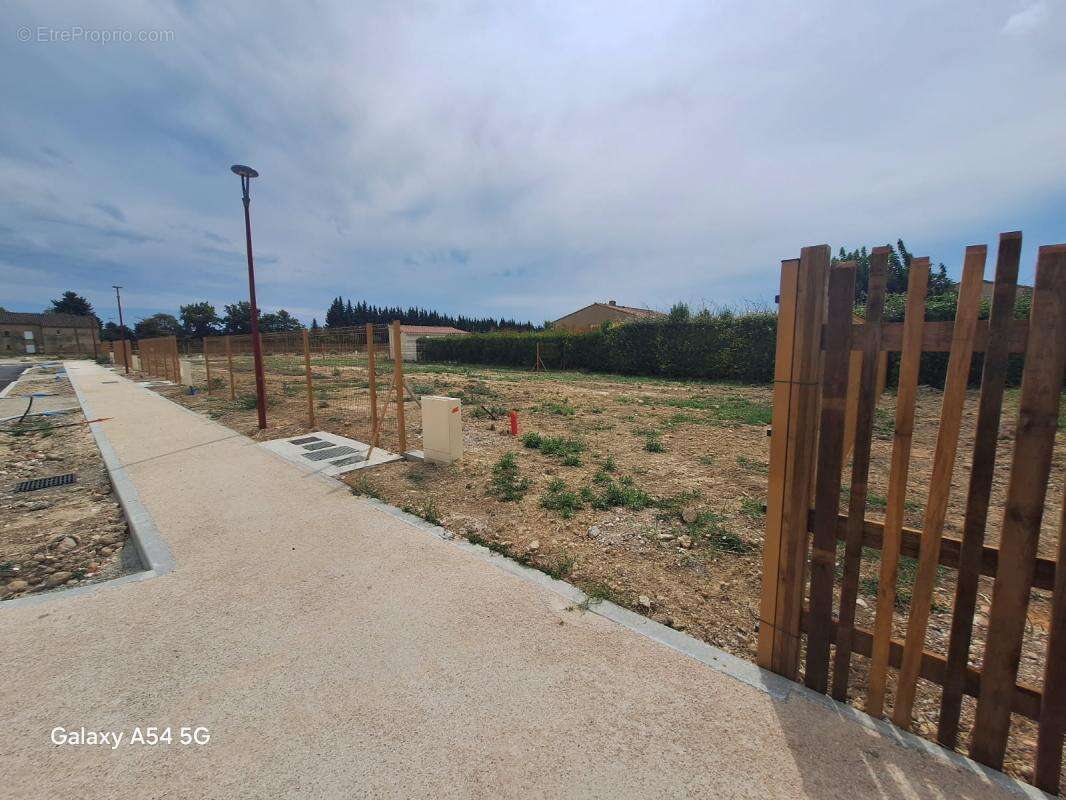 Terrain à JONQUIERES