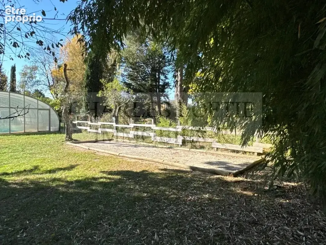 Superbe ensemble immobilier comprenant deux grandes maisons, deux piscines et dépendance sur un terrain de plus 8400 m², proche  - photo 25