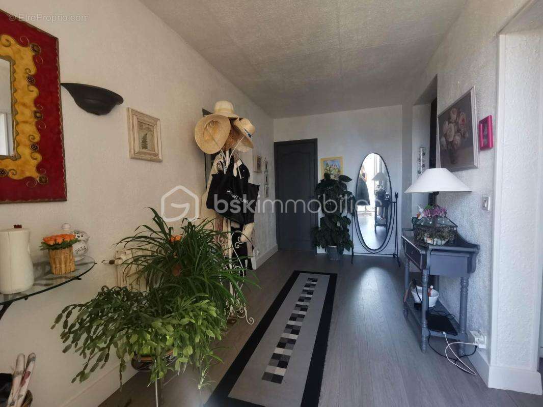 THOARD - propriété d'exception - deux villas de plain-pied (235m²) - terrain 5 264m² - piscine - garage - photo 11
