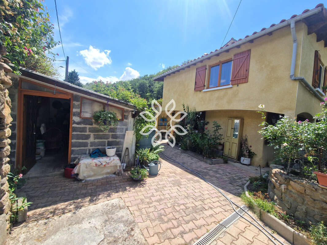 Maison avec terrain clos à Saint-Yvoine - photo 3