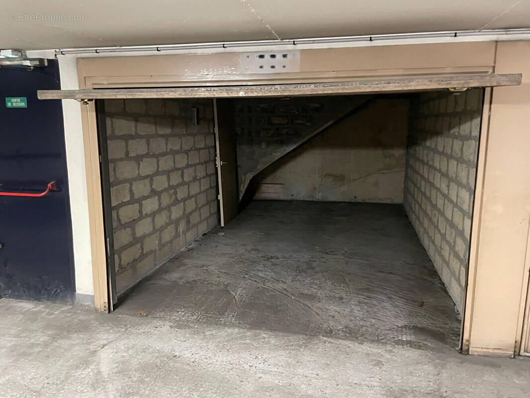 Parking à PARIS-17E