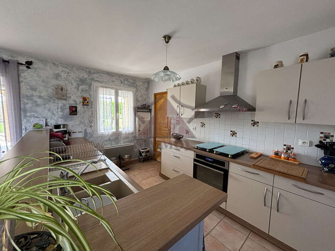 Maison à SAINT-JEAN-DE-MARUEJOLS-ET-AVEJAN