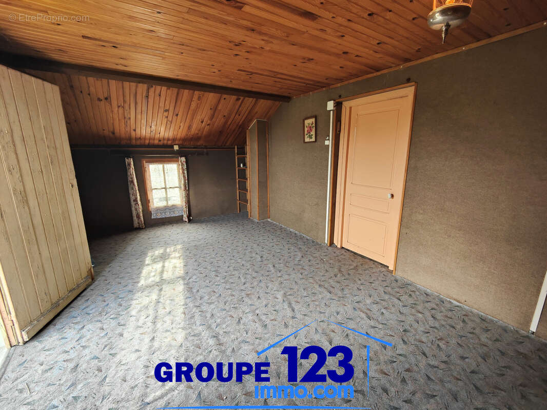 Maison avec près de 6 000 m2 de terrain   Un fort potentiel à révéler - photo 10