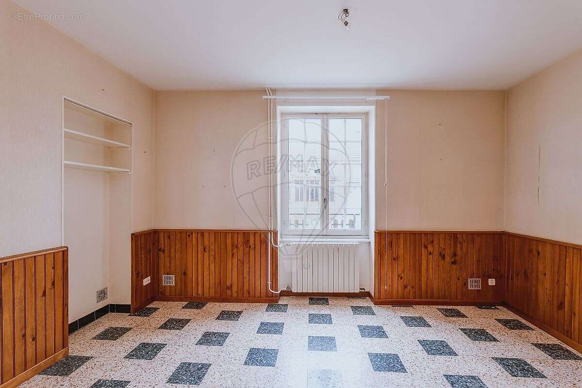 Maison à CREUZIER-LE-VIEUX