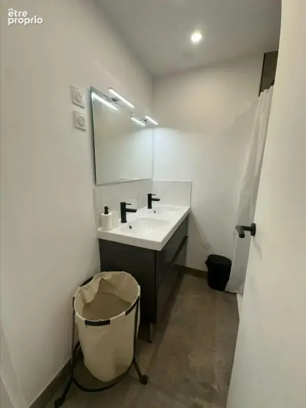 30.GARD.NIMES. Appartement traversant de 62 m² entièrement rénové - photo 12