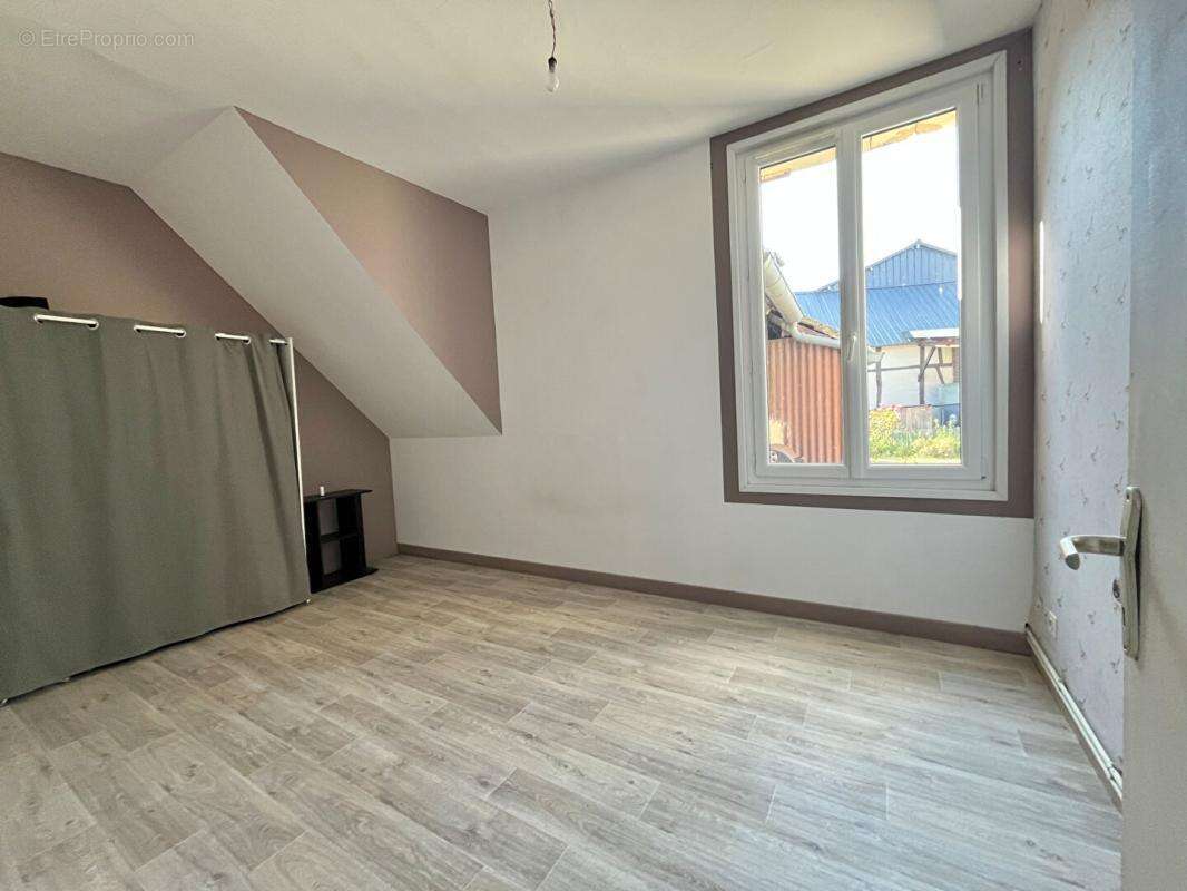 Corps de ferme Complet  avec dépendances et Box : 7 pièce(s) 174 m2 - photo 12