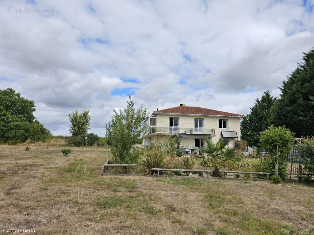 Maison à AUNAC