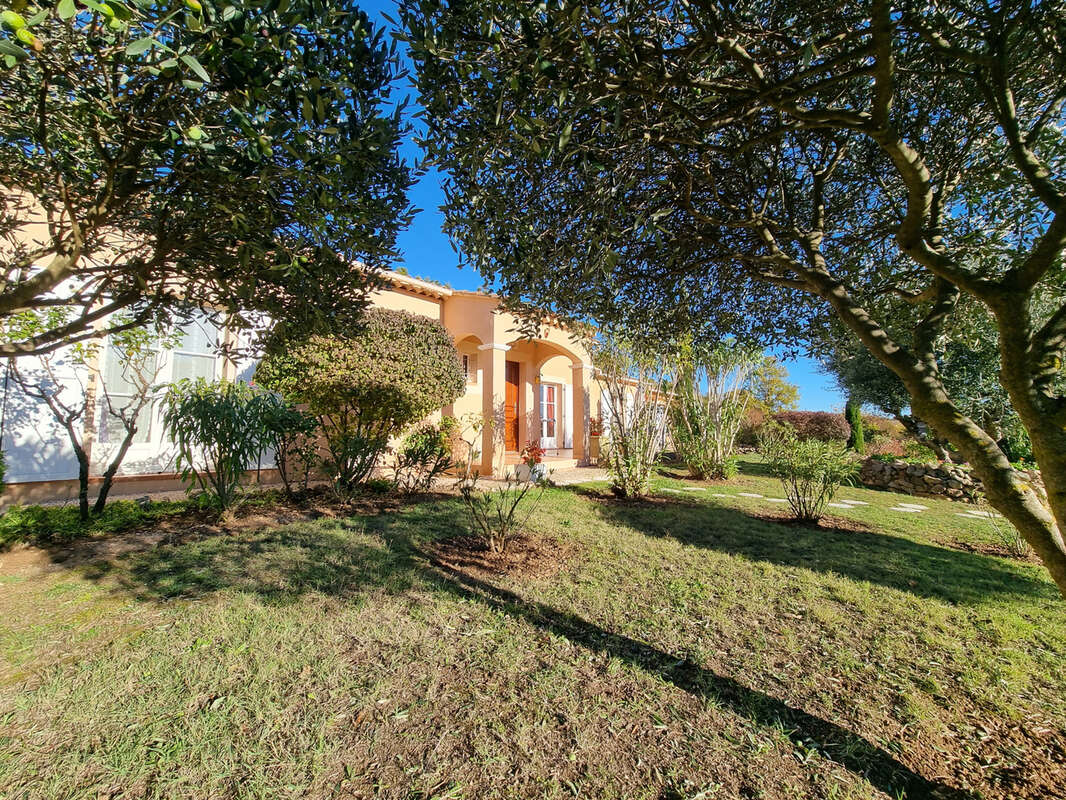 A Régusse Villa de plain-pied avec garage sur1074m2 - photo 3
