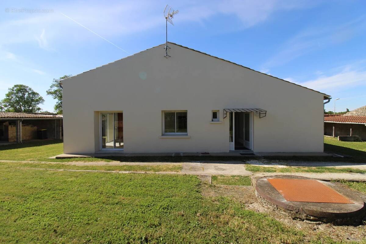 Maison à SAINT-PIERRE-D'AMILLY