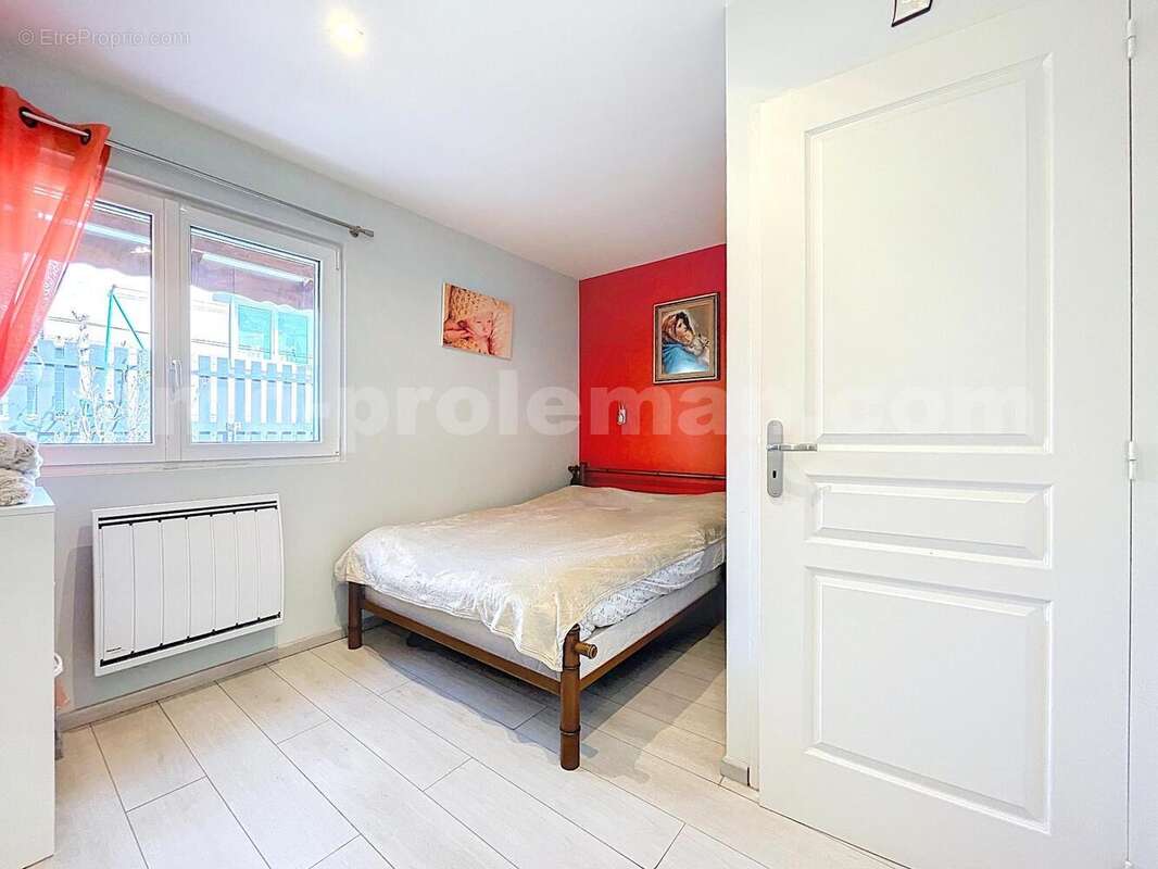 Maison_individuelle_terrain_cuisine_séparée_Vétraz_Monthoux_proche_commerces_bus_tram_ceva_gare_frontieres_suisse_genève_exterieur_salon_séjour_cuisine_Chambre_1_ - Maison à VETRAZ-MONTHOUX