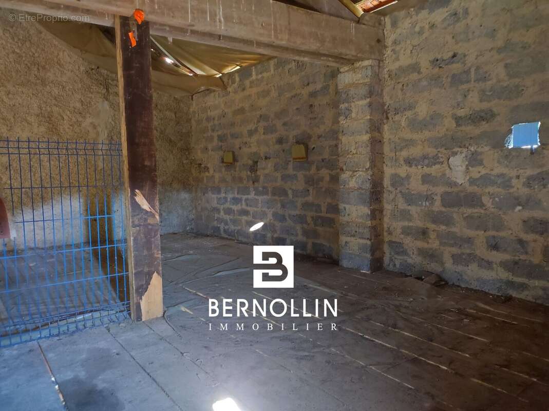 Maison à COURMANGOUX