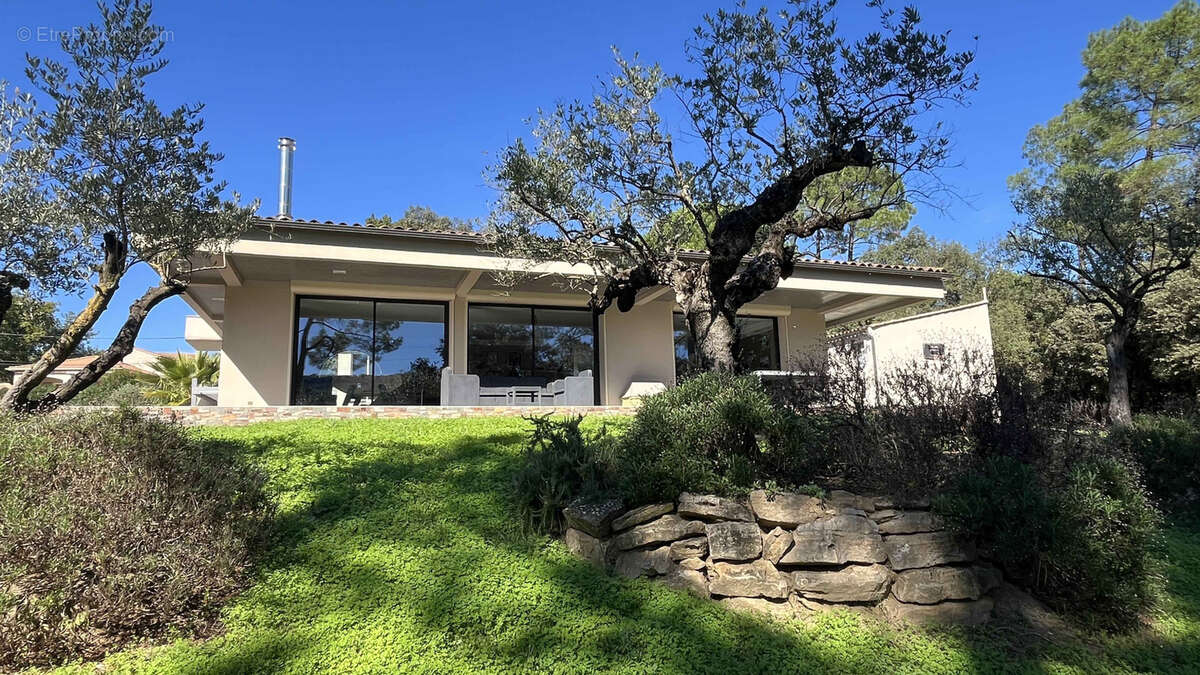 Maison à SAINT-MARCEL-DE-CAREIRET