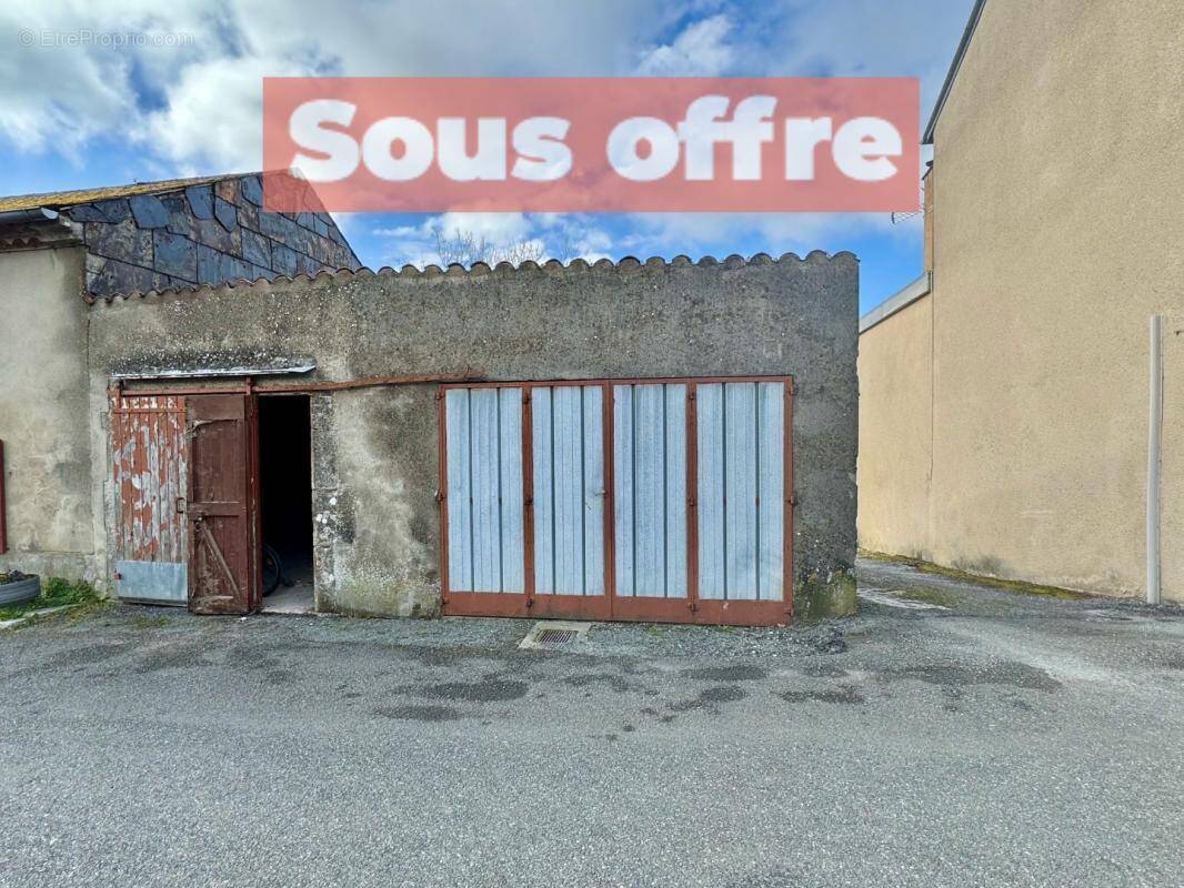 Parking à SAINT-SALVY-DE-LA-BALME