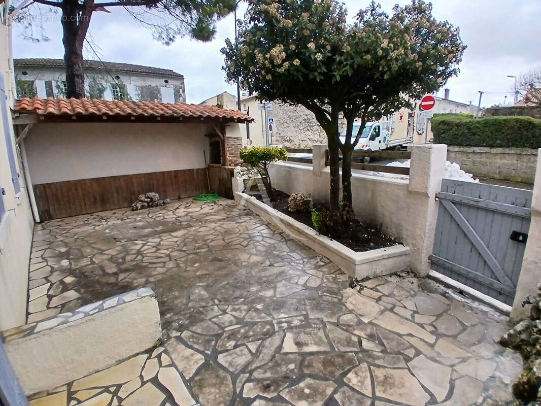 Maison à SAINT-GEORGES-DES-COTEAUX