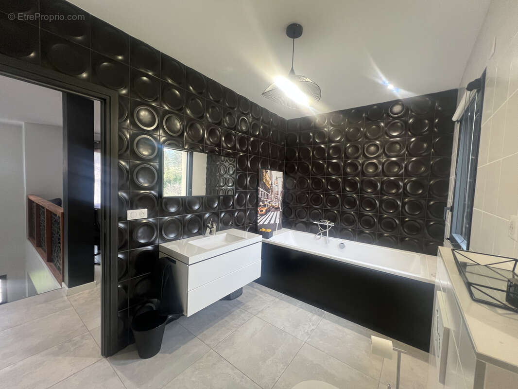 Maison à SAINT-LAURENT-DU-PAPE