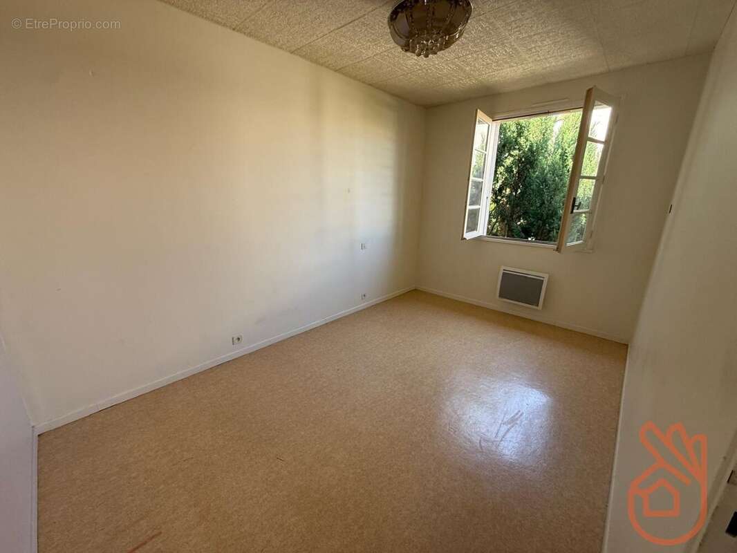 Pavillon de 140 m² divisé en 2 appartements de 2 et 4 pièces avec jardin et garage - photo 9