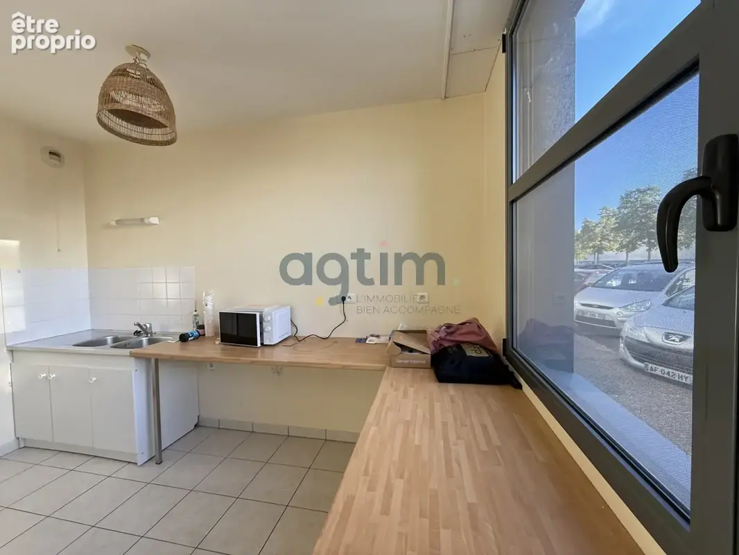 MONTAIGU, centre-ville, au RDC d'une résidence de 2004, T2 avec bail commercial en cours, 52m2 hab, parking et - photo 3