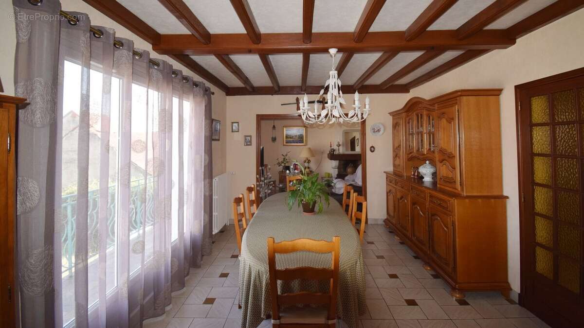 Maison à CREUZIER-LE-VIEUX