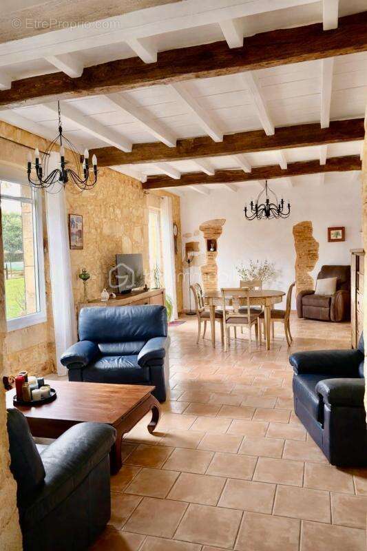 Ensemble de bâtiments en pierre composé d’une maison d’habitation, d’un gîte, d’un pool house, de deux ateliers et de deux sécho - photo 16
