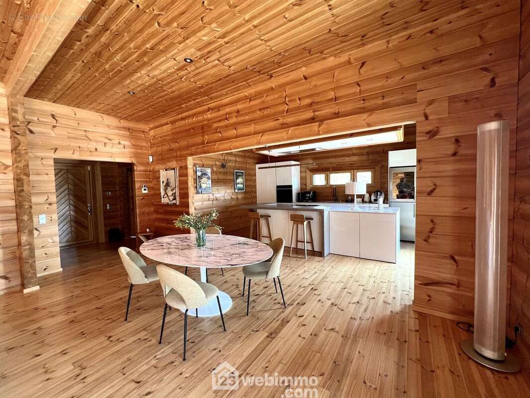 L&#039;espace repas ouvert sur la cuisine - Maison à CORTE