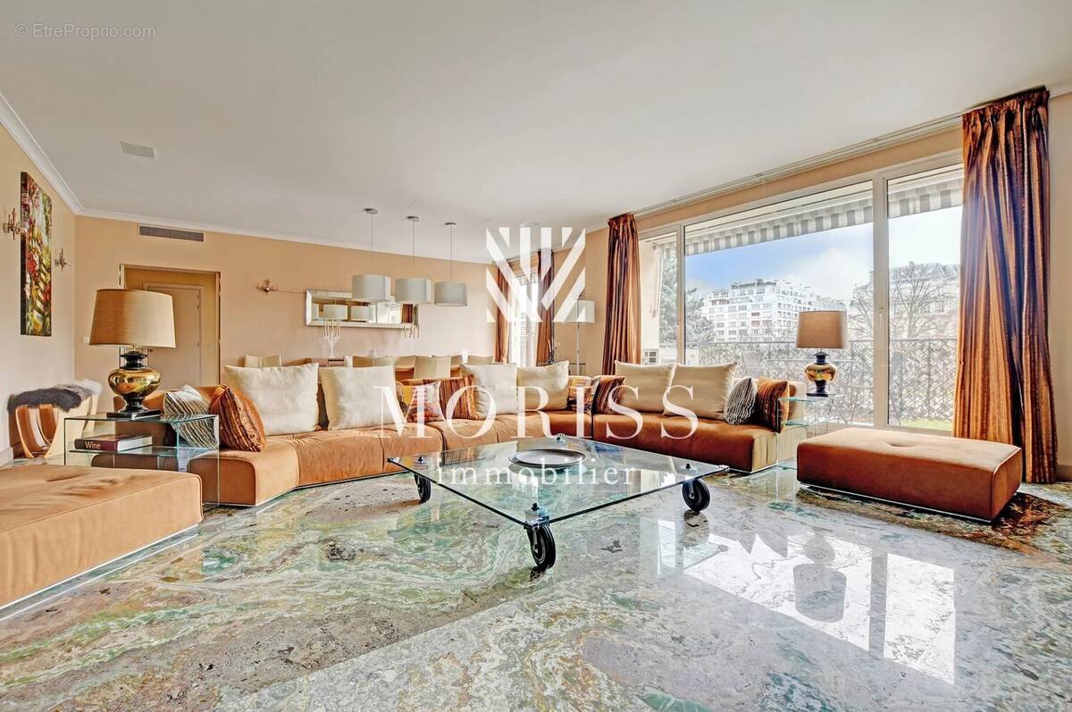 Appartement à PARIS-16E