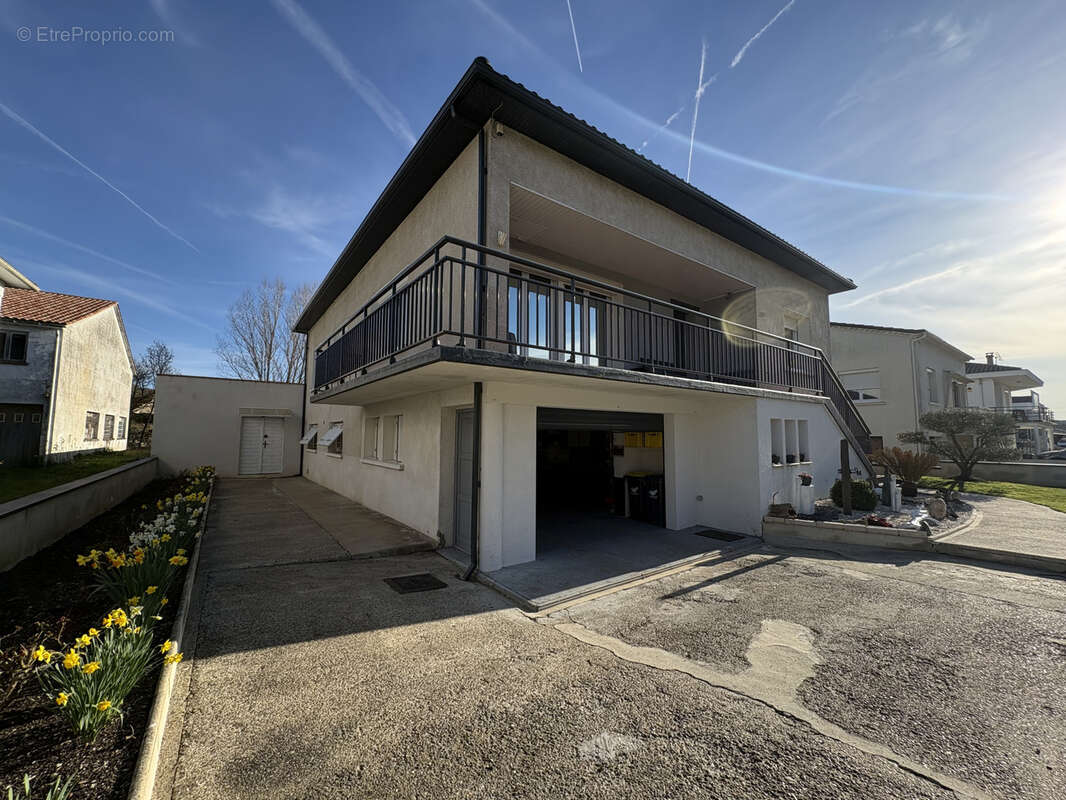 Maison à MONTAIGU-DE-QUERCY