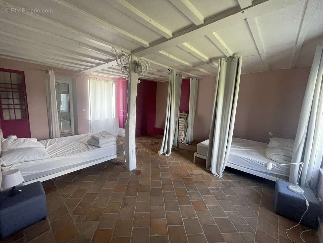 À Chemillé-Sur-Dême, maison 4 chambres, 3500 m2 terrain + dépendances - photo 4