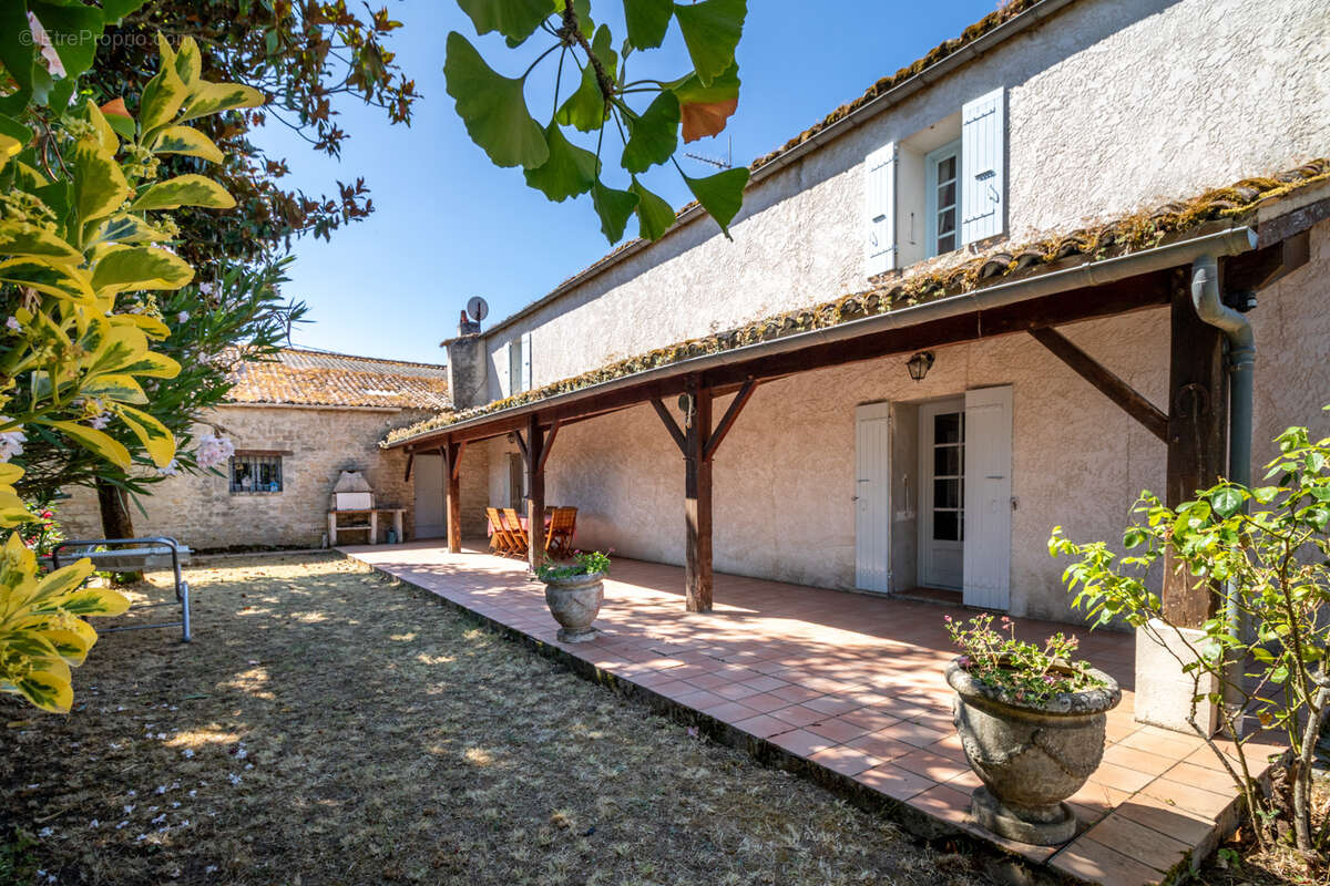 Maison à CORME-ROYAL