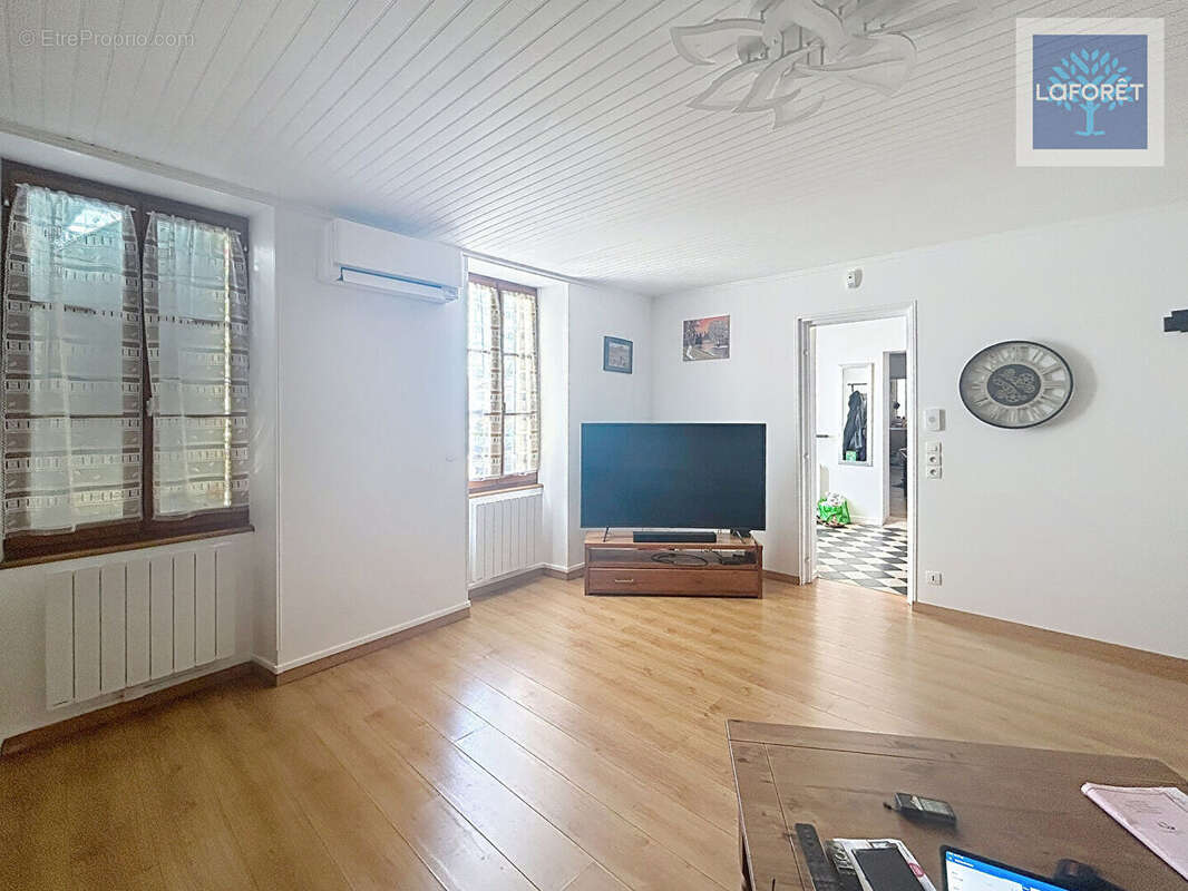 Maison à BUSSAC-FORET