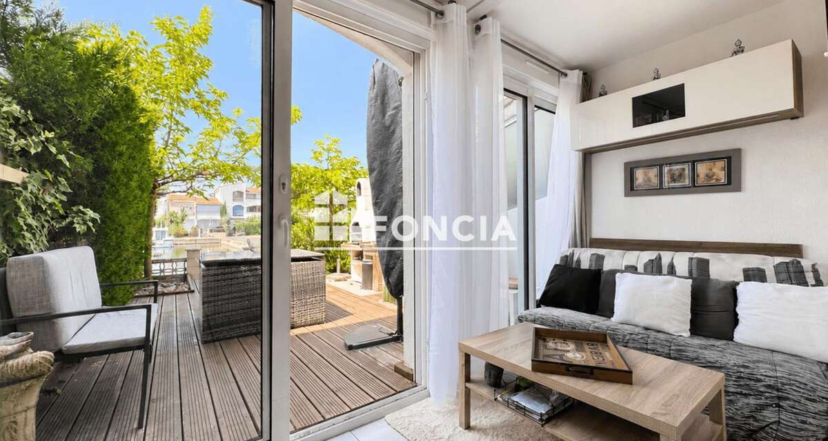 CAP D'AGDE – SECTEUR MALFATO – ÎLE DES MARINAS Appartement rénové en rez-de-jardin avec terrasse sur l'eau, parking privé et acc - photo 6