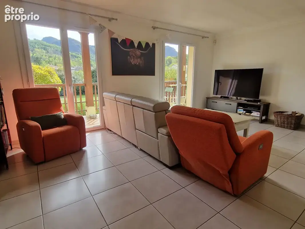Villa dans village avec commerces , piscine , beau terrain bordé par une rivière - photo 8