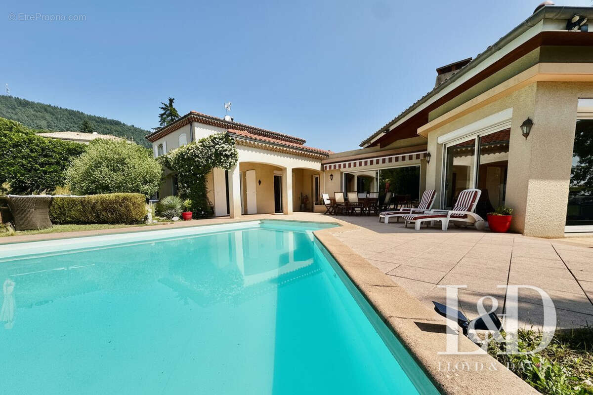 Propriété de 313 m2 - Maison à VALENCE