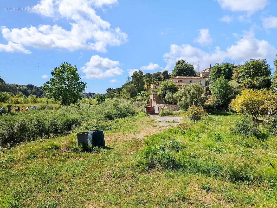 Terrain à LA GAUDE