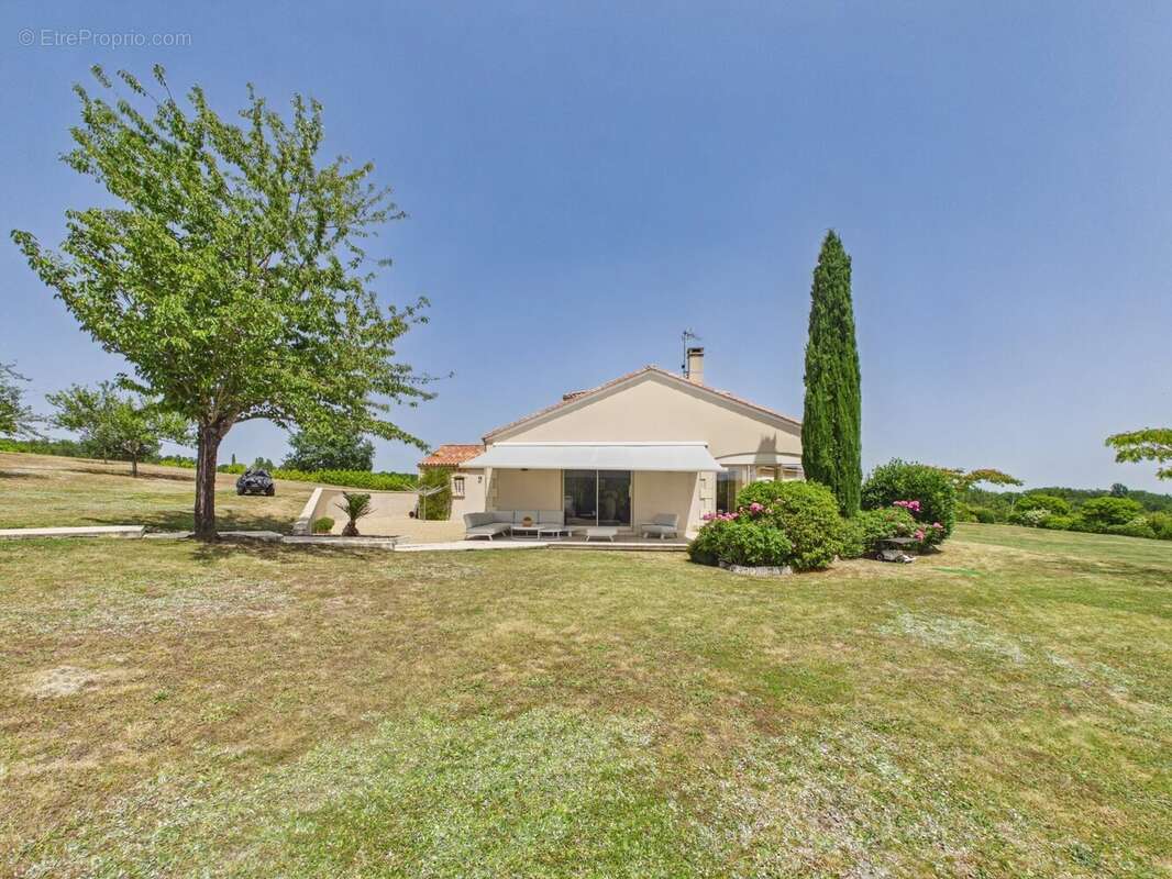 Superbe Villa Contemporaine avec Piscine, Vue Panoramique et Excellente Performance Énergétique - photo 16