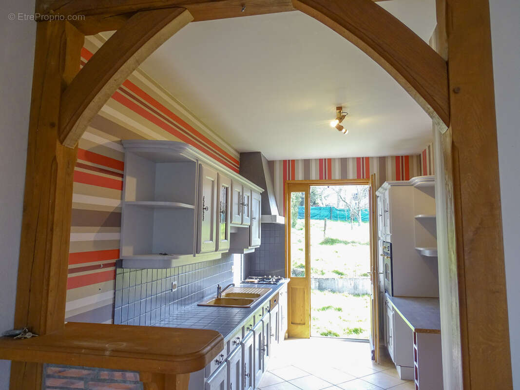 Maison à LA CHAPELLE-MONTMARTIN