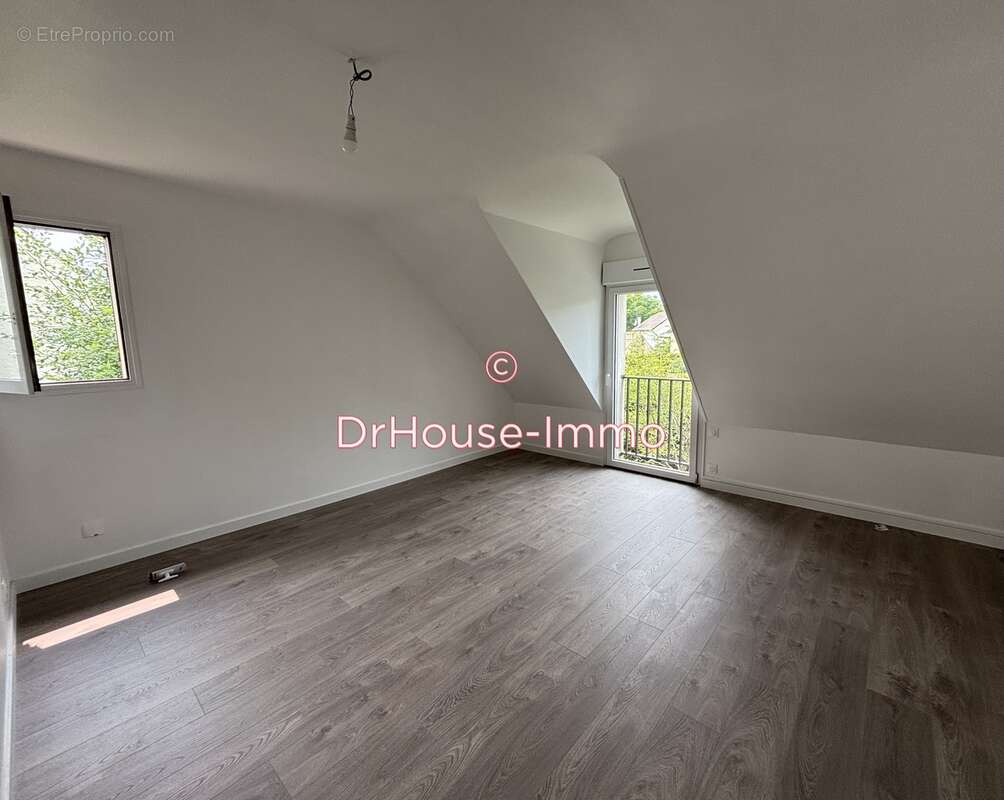 Maison à LE MESNIL-SAINT-DENIS