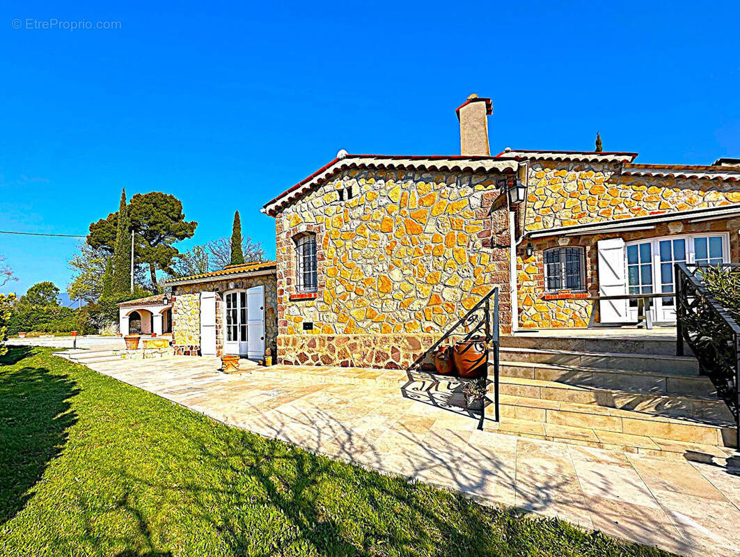 Maison à TOURRETTES